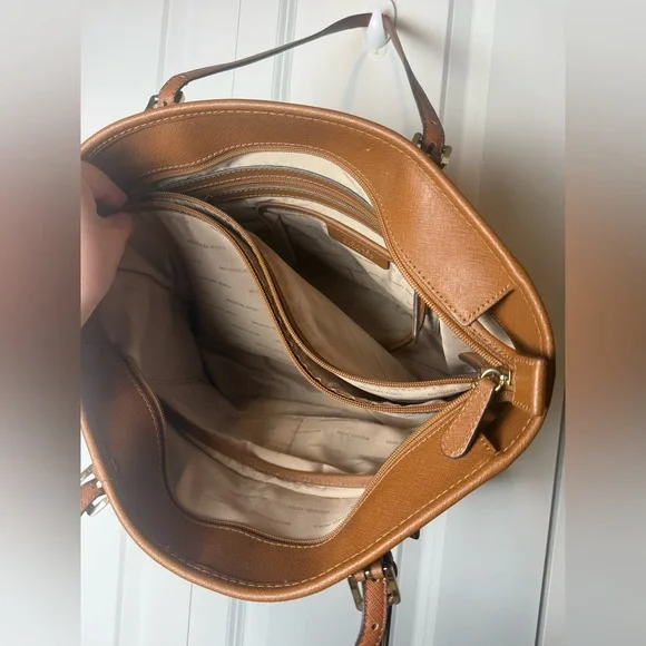 Micheal Kors jet set tote - Picture 7 of 15